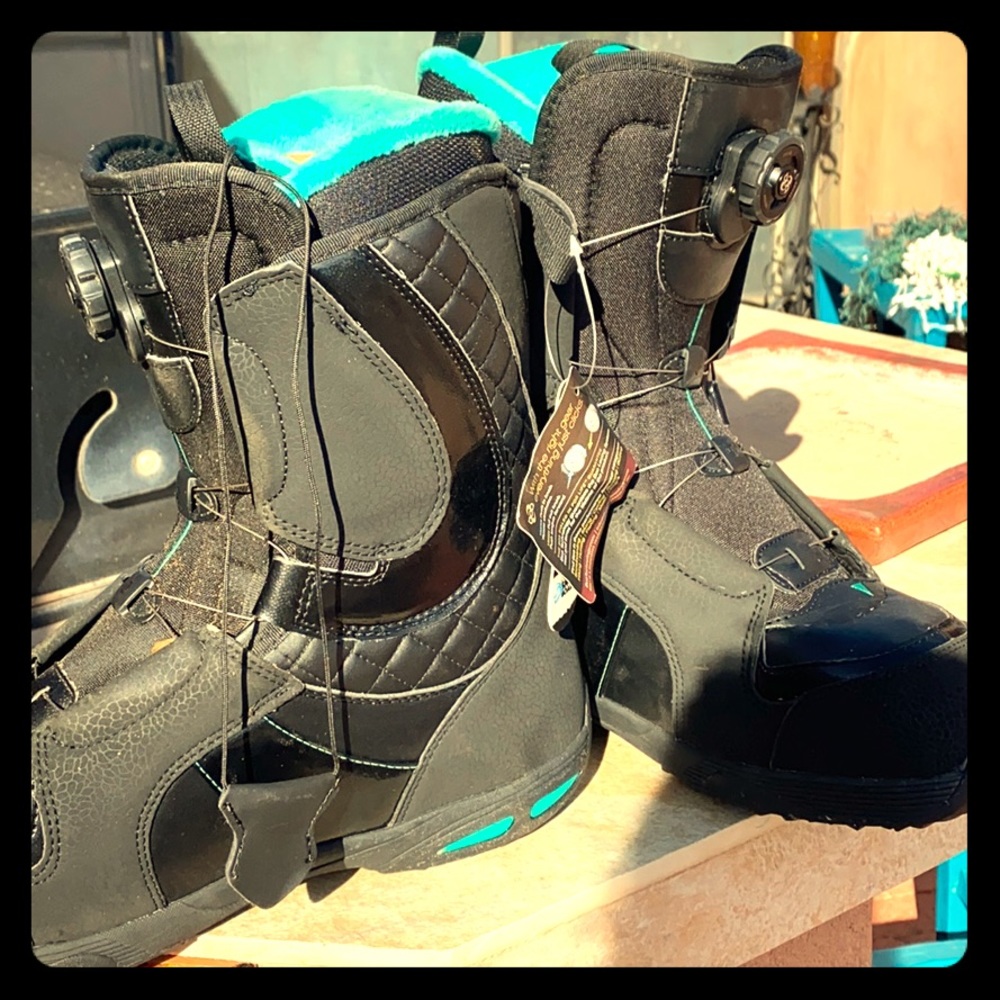 Snowboarding boots